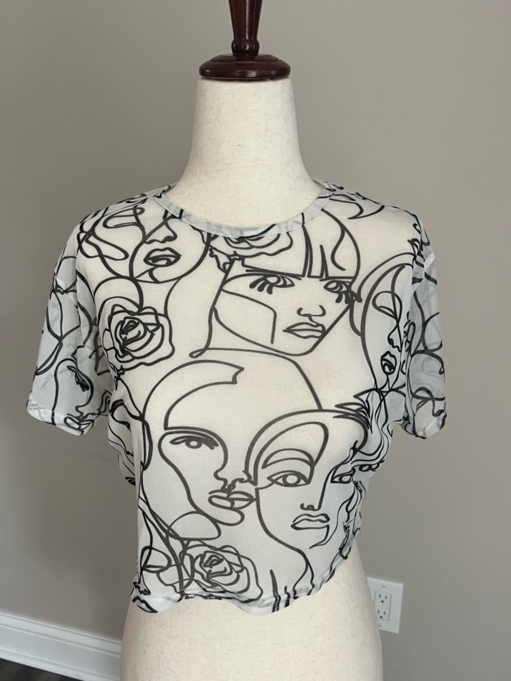 Abstract Face Print Crop Top - Black on White Mesh - Pretty Little Thing